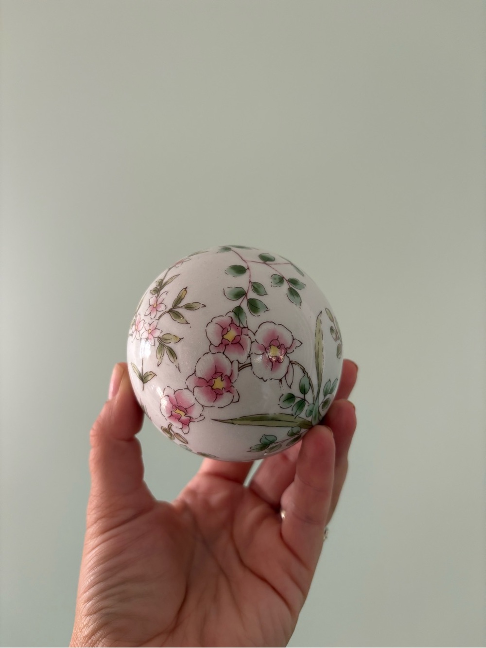 Vintage hand-painted ceramic ball 🌸